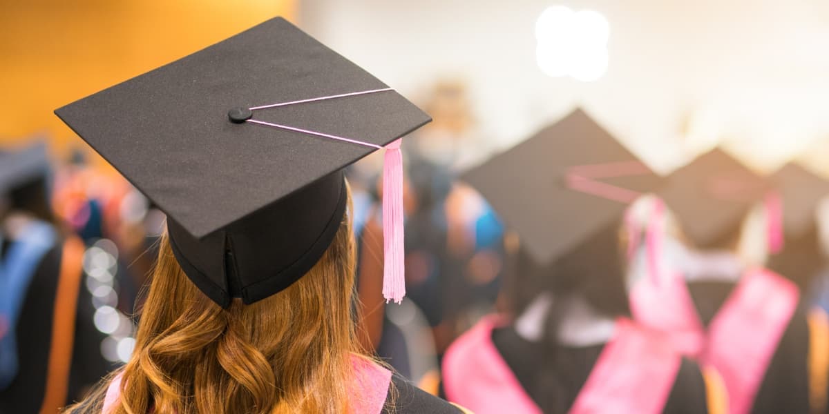 Descubre las ventajas de los currículos internacionales para la aplicación universitaria de tu hijo