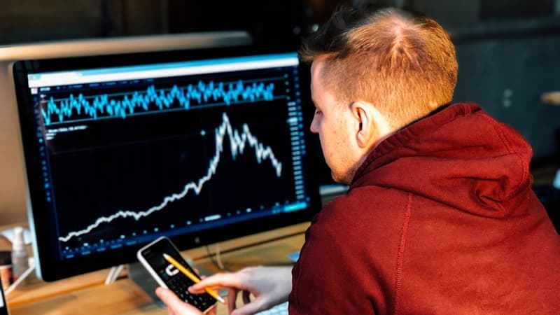 Since an economics degree builds your number skills, many graduates find careers as financial analysts.